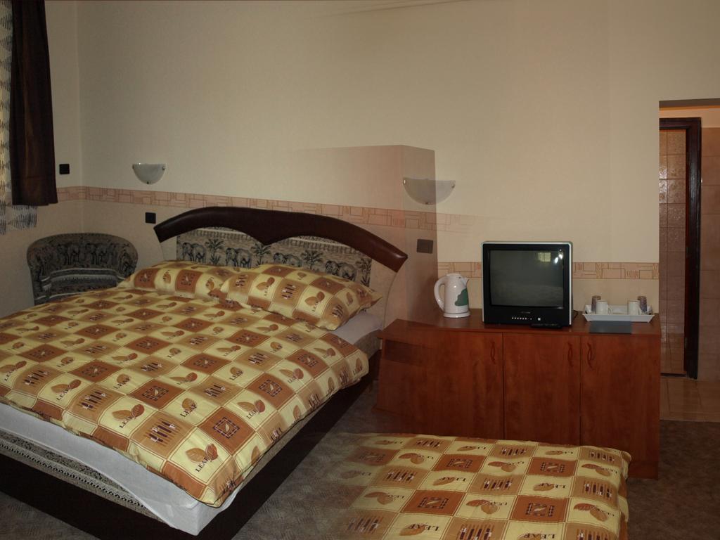 Fonix Panzio Hotel Pápa Cameră foto